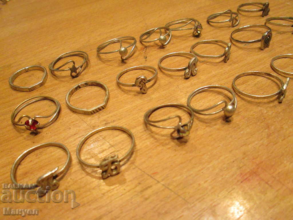 Vindem 21 de inele vechi.RRRRRRRRRR cu preț 24.00 BGN | € 12.27 Vindem 21 de inele vechi.RRRRRRRRRR cu preț 24.00 BGN | € 12.27