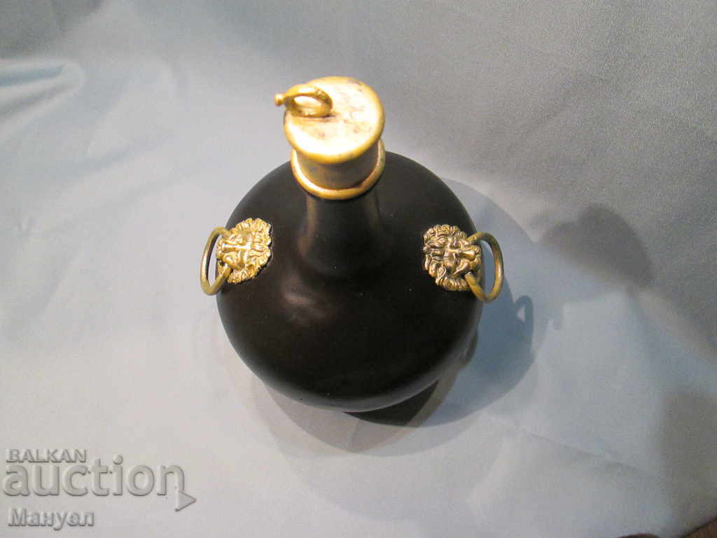 Auction  Sell ​​a beautiful, stylish, old tin bottle.
