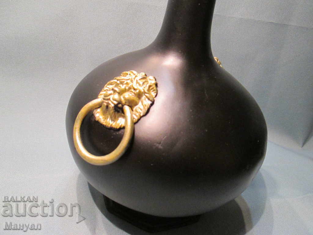 Delivery of Sell ​​a beautiful, stylish, old tin bottle.