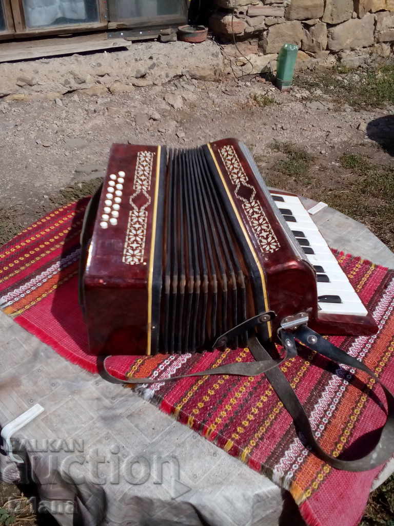 Auction Old children's accordion Auction Old children's accordion