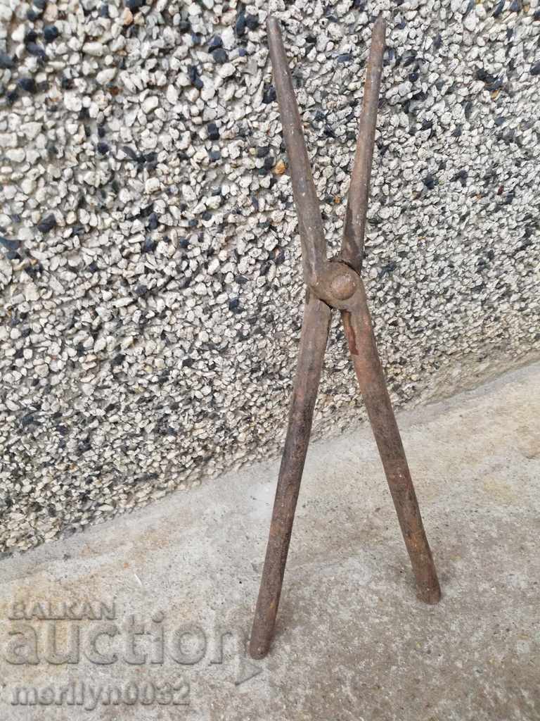 Delivery of Blacksmith's tongs wrought iron tool Delivery of Blacksmith's tongs wrought iron tool