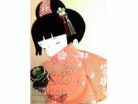 Japoneză cu o manoperă imbrăcată manual cu kimono
