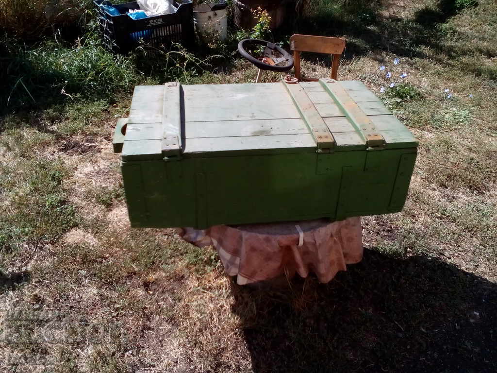 Licitație O cutie militară veche