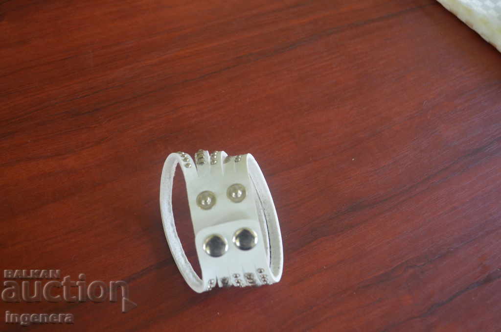 ΒΡΑΧΙΟΛΙ ROCKER με τιμή € 3.90 | 7.63 BGN