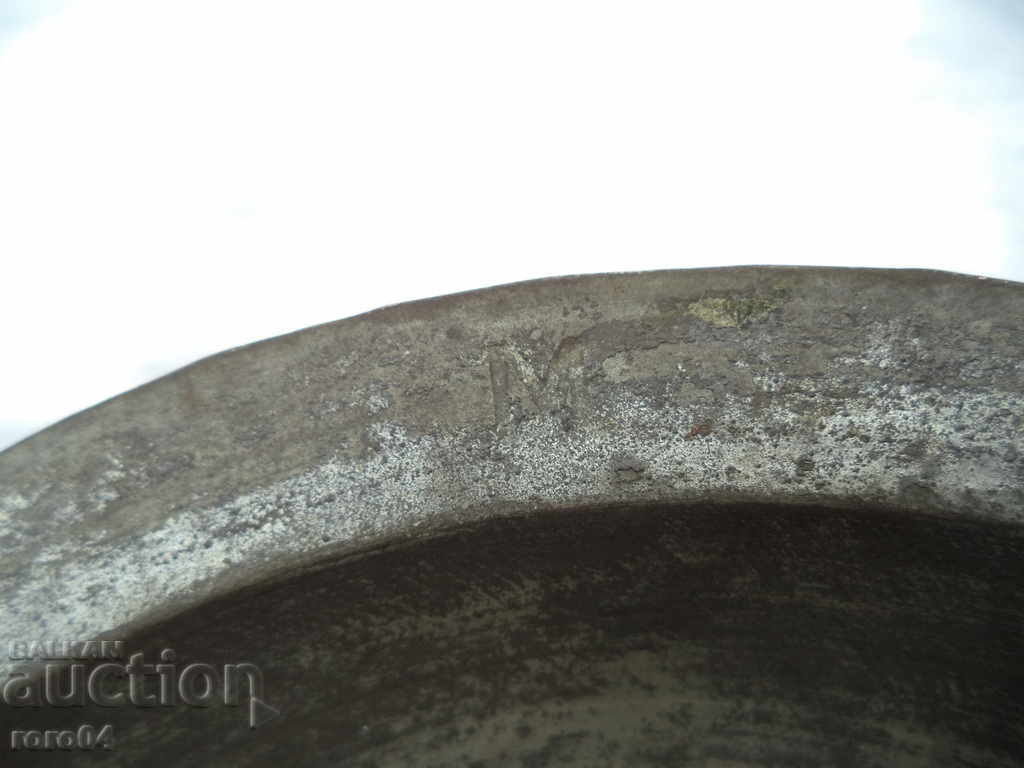 Auction RABBIT HANGER BAKERY PANK - MARKED - "M" Auction RABBIT HANGER BAKERY PANK - MARKED - "M"