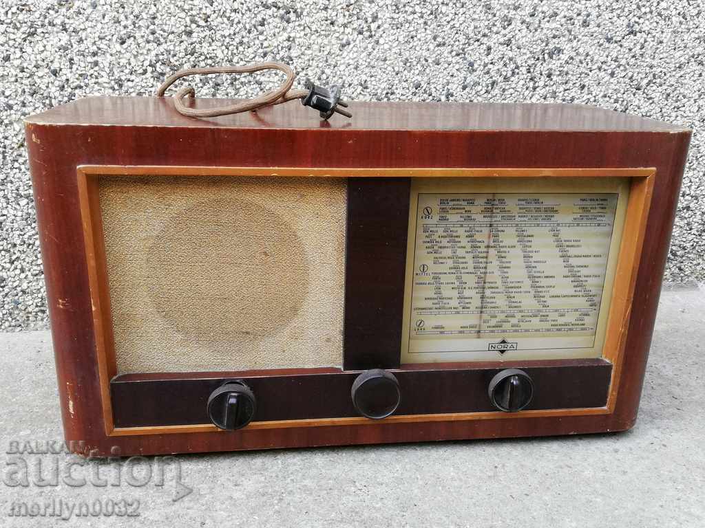 Radioul vechi radio NORA, lampă