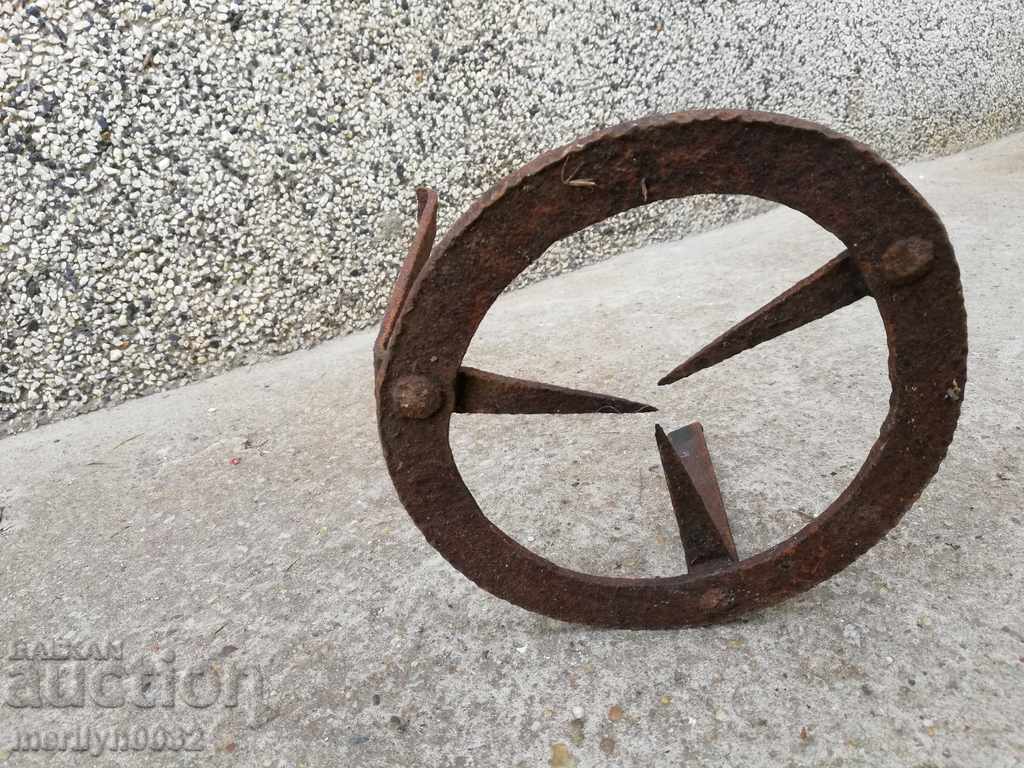 Auction  Saek, pistachio, wrought iron, hearth