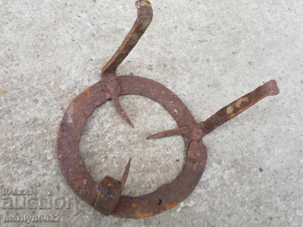 Auction Saek, pistachio, wrought iron, hearth Auction Saek, pistachio, wrought iron, hearth