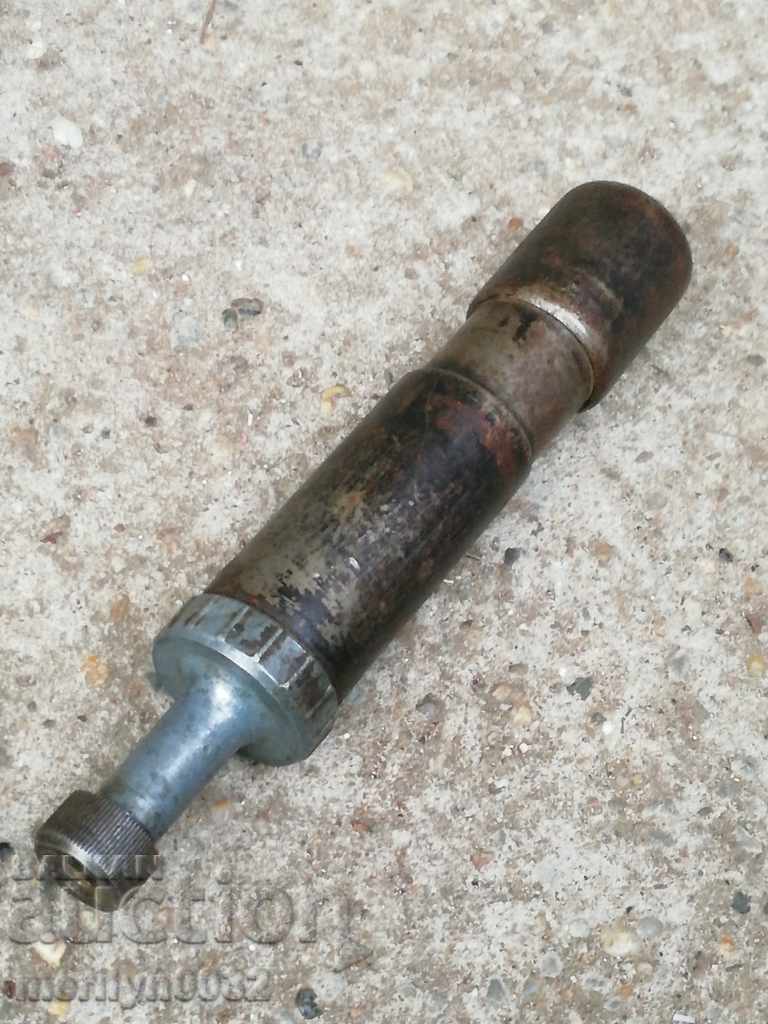 Auction An ancient army motorcycle, a motorcycle grease gun Auction An ancient army motorcycle, a motorcycle grease gun