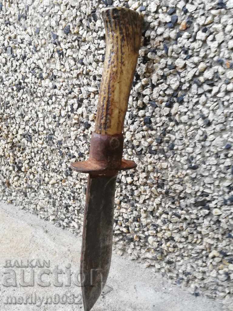 Cuțit de vânătoare vechi cu mâner de coarne cu preț 79.00 BGN | € 40.39 Cuțit de vânătoare vechi cu mâner de coarne cu preț 79.00 BGN | € 40.39