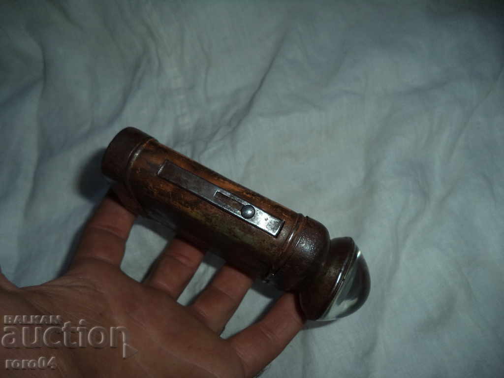 Auction OLD TIN FLASH LIGHT - WWII Auction OLD TIN FLASH LIGHT - WWII