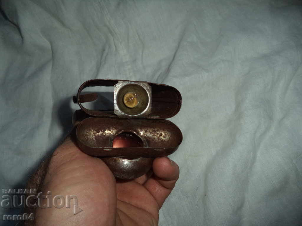 Delivery of OLD TIN FLASH LIGHT - WWII Delivery of OLD TIN FLASH LIGHT - WWII