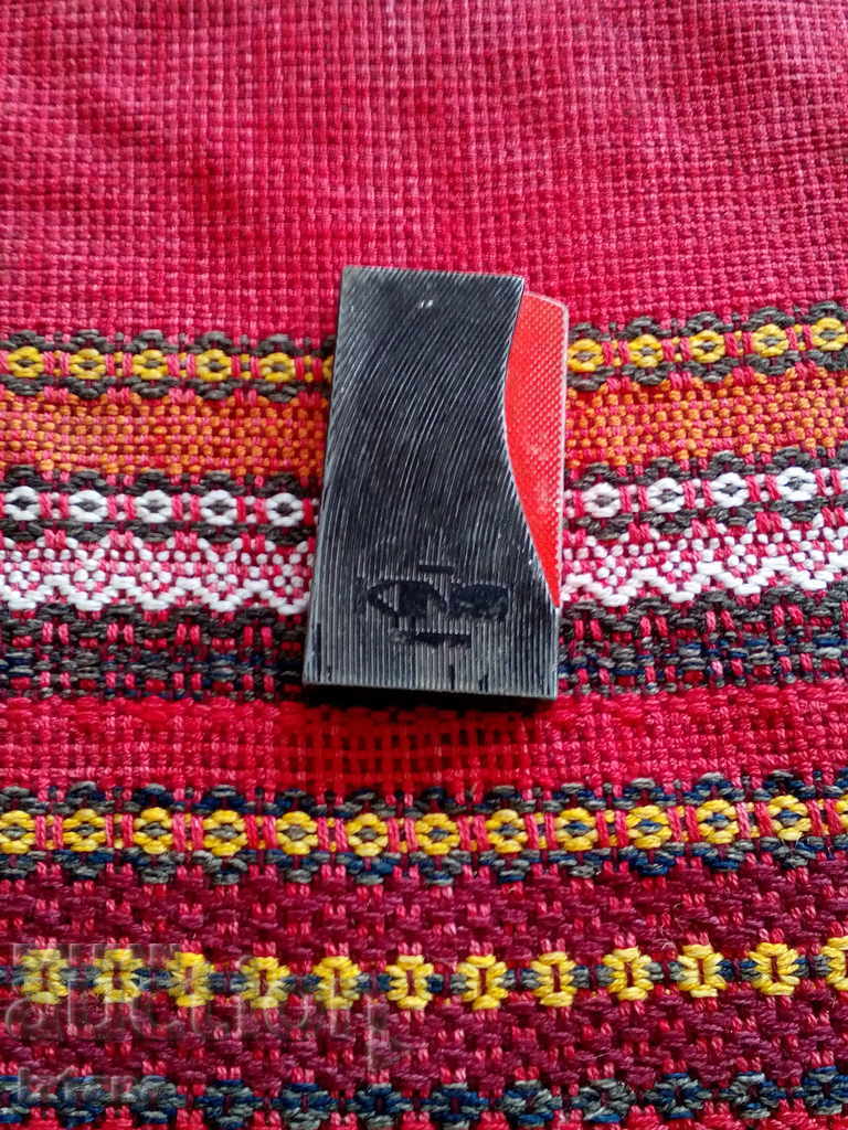 Auction An old lighter Auction An old lighter