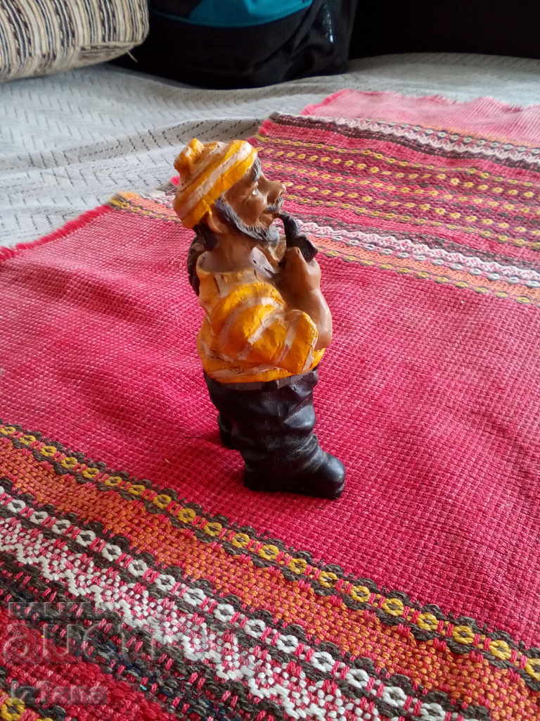 An old figurine with price 10.00 BGN | € 5.11 An old figurine with price 10.00 BGN | € 5.11