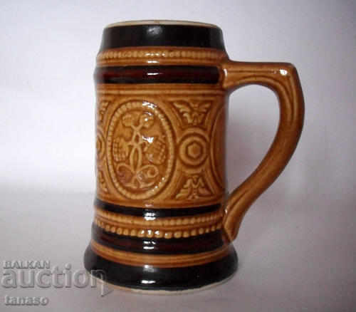 Cana veche germana din ceramica reliefata