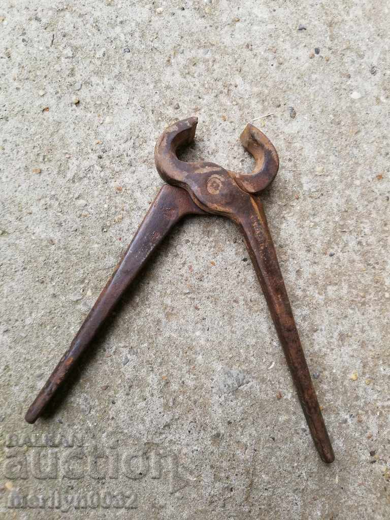 Auction Antique primitive rugs, pliers - 19th century Auction Antique primitive rugs, pliers - 19th century