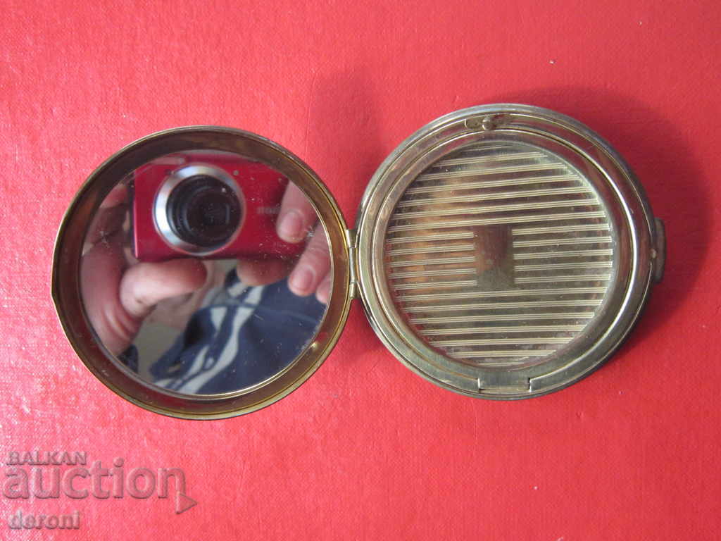 An amazing bronze powder box with a mirror with price 15.00 BGN | € 7.67 An amazing bronze powder box with a mirror with price 15.00 BGN | € 7.67