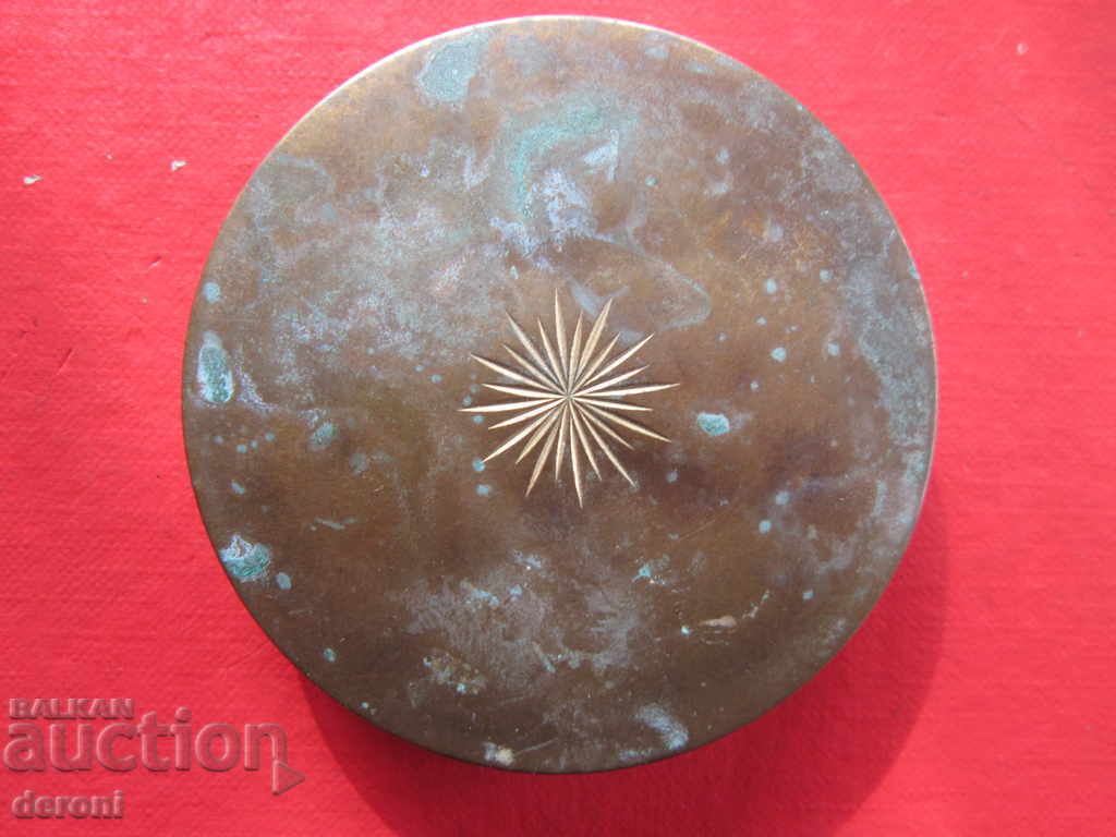 An amazing bronze powder box with a mirror - 5 An amazing bronze powder box with a mirror - 5