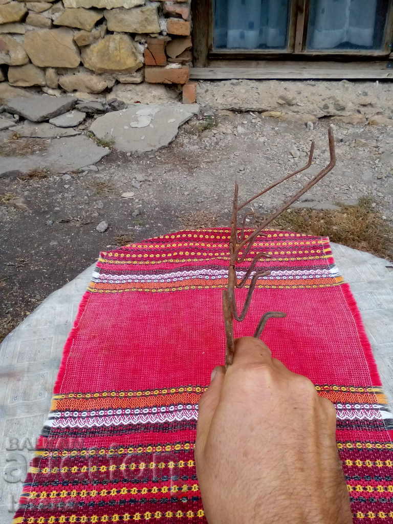 Delivery of Antique metal hanger Delivery of Antique metal hanger