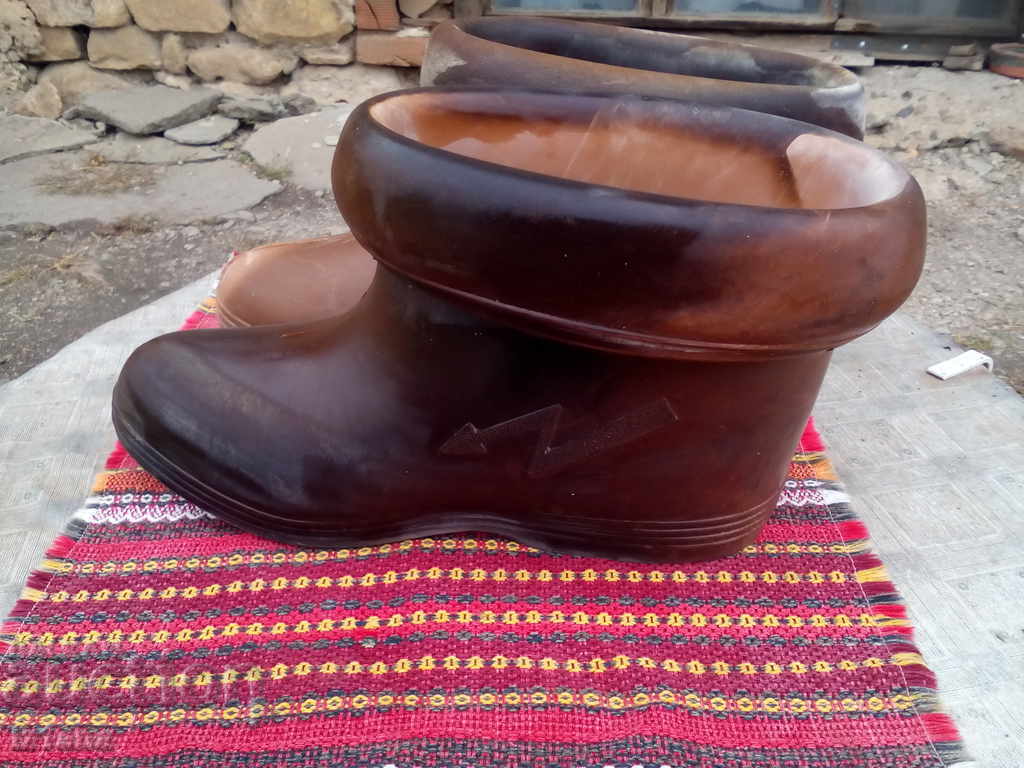 Cizme vechi de electrician cu preț 55.00 BGN | € 28.12