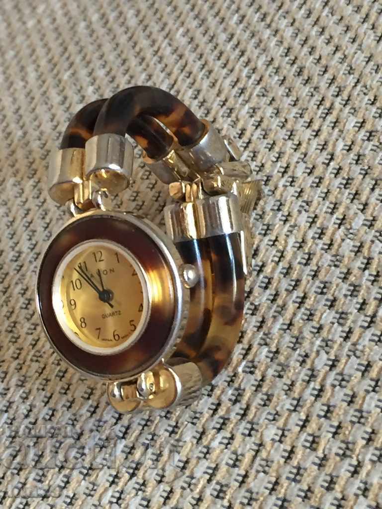 WOMEN'S WRISTWATCH - QUARTZ - 6 WOMEN'S WRISTWATCH - QUARTZ - 6