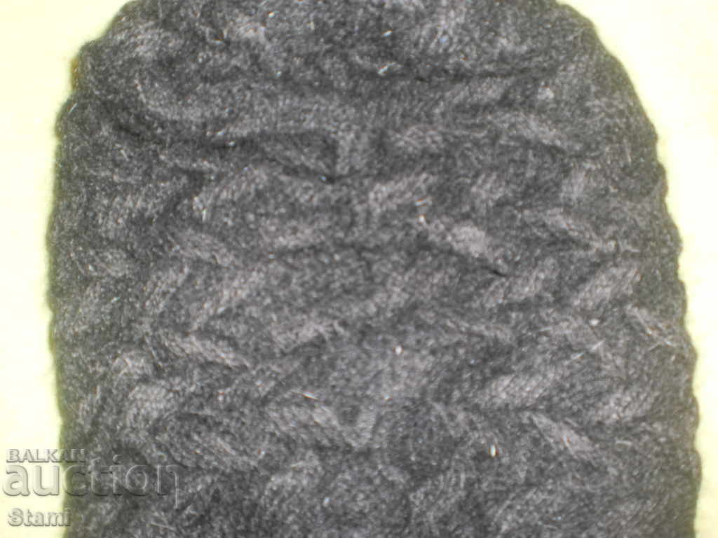 Auction  Machine-knit woolen hat, black