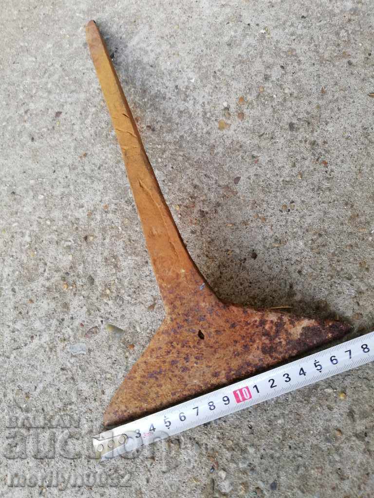 Auction An old maid of honor, a bitch, a gourd, a gauntlet, a wrought iron Auction An old maid of honor, a bitch, a gourd, a gauntlet, a wrought iron