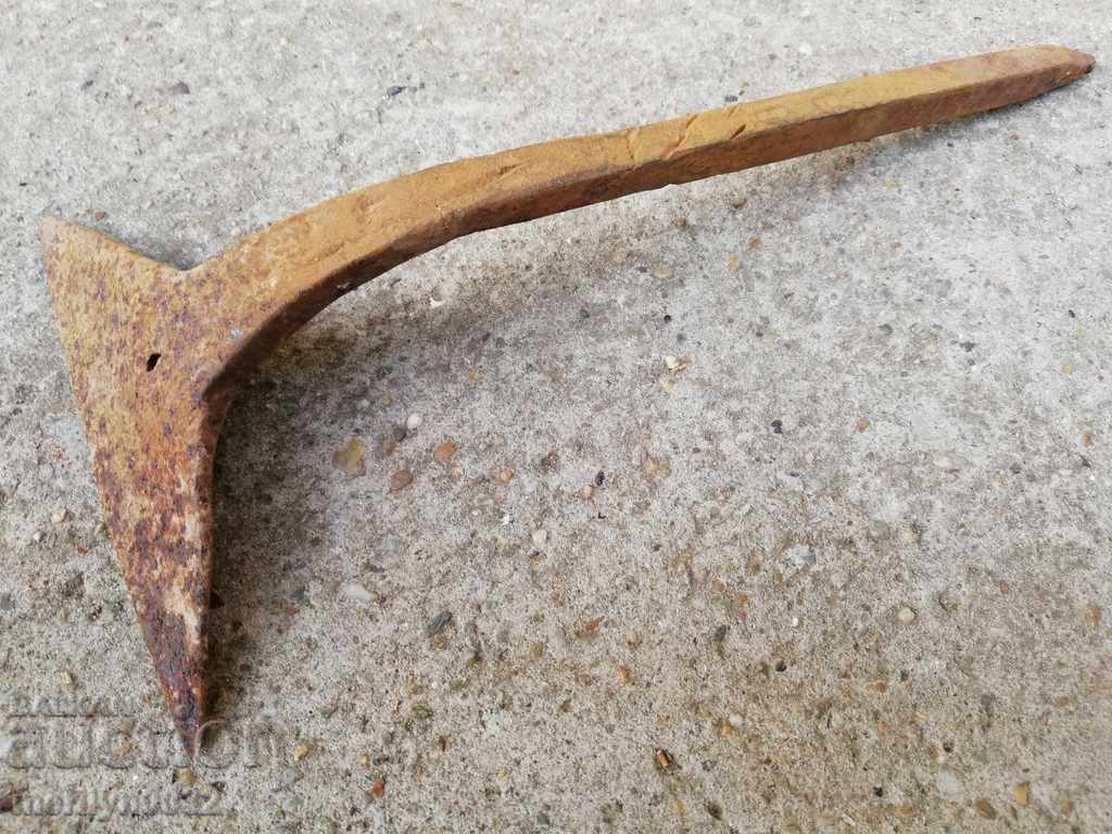 Delivery of An old maid of honor, a bitch, a gourd, a gauntlet, a wrought iron Delivery of An old maid of honor, a bitch, a gourd, a gauntlet, a wrought iron