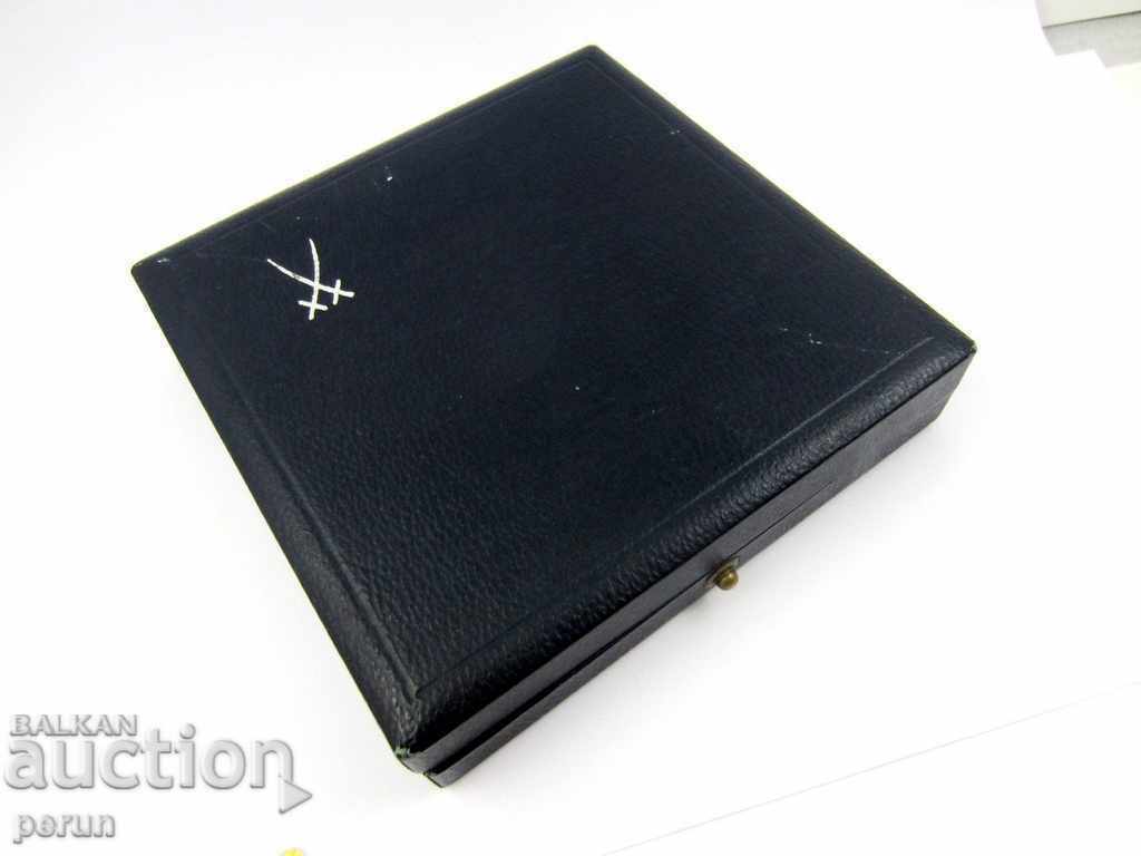 MEISEN PORCELAIN-GDR-DDR-BASKETBALL FEDERATION-ORIGINAL with price 17.00 BGN | € 8.69 MEISEN PORCELAIN-GDR-DDR-BASKETBALL FEDERATION-ORIGINAL with price 17.00 BGN | € 8.69