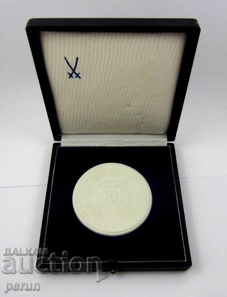 Delivery of MEISEN PORCELAIN-GDR-DDR-BASKETBALL FEDERATION-ORIGINAL Delivery of MEISEN PORCELAIN-GDR-DDR-BASKETBALL FEDERATION-ORIGINAL