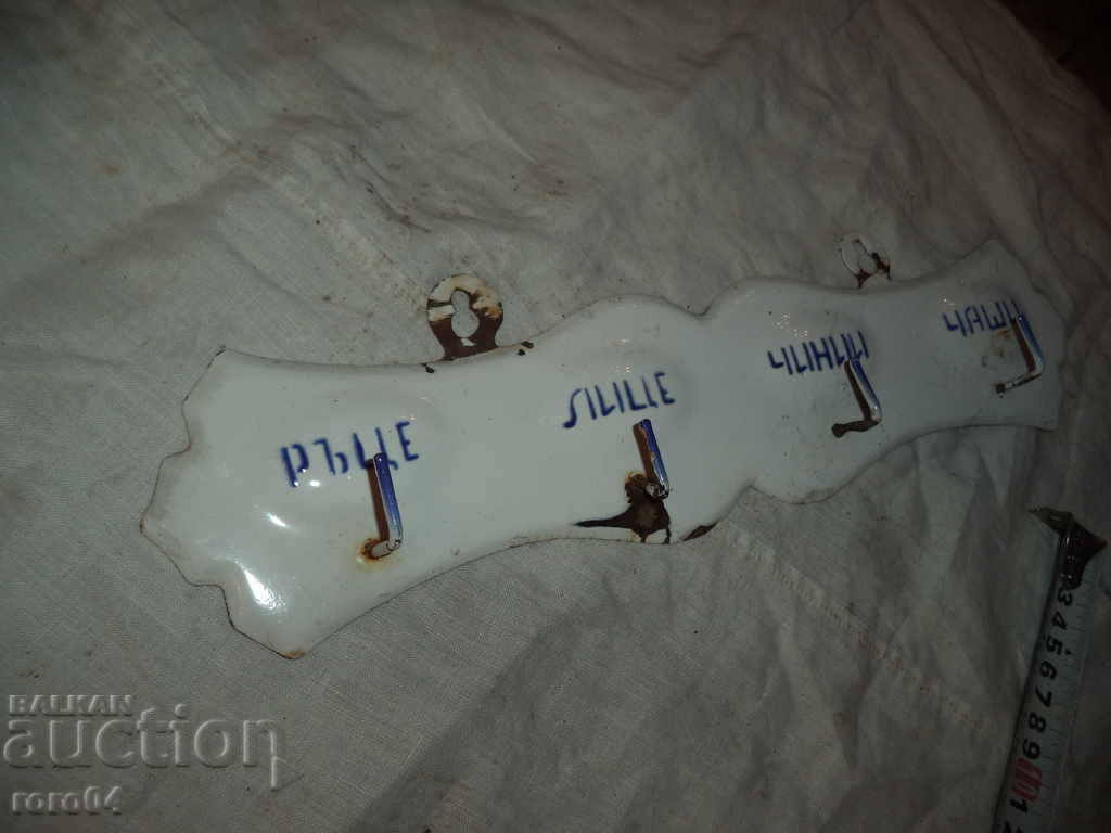 Delivery of HAND - PERSON - CHINESE - CHESS Delivery of HAND - PERSON - CHINESE - CHESS