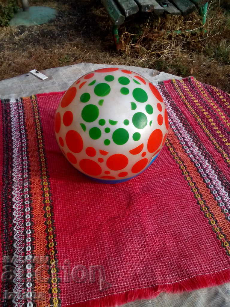 Μια παλιά παιδική μπάλα με τιμή 11.00 BGN | € 5.62