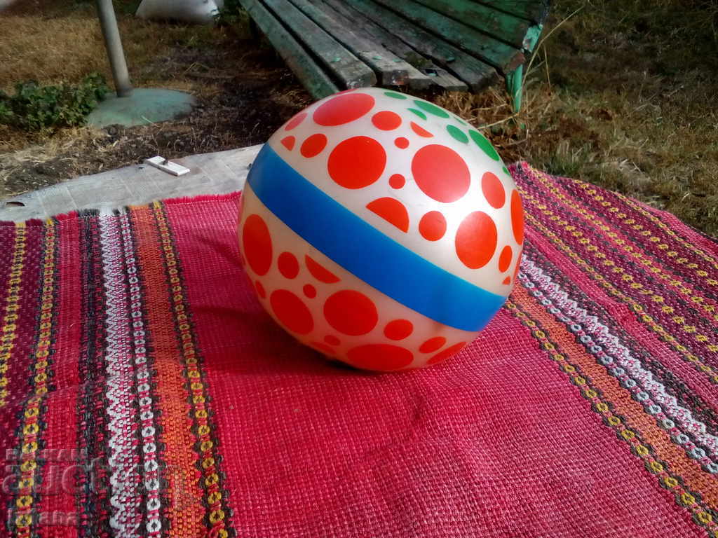 Μια παλιά παιδική μπάλα