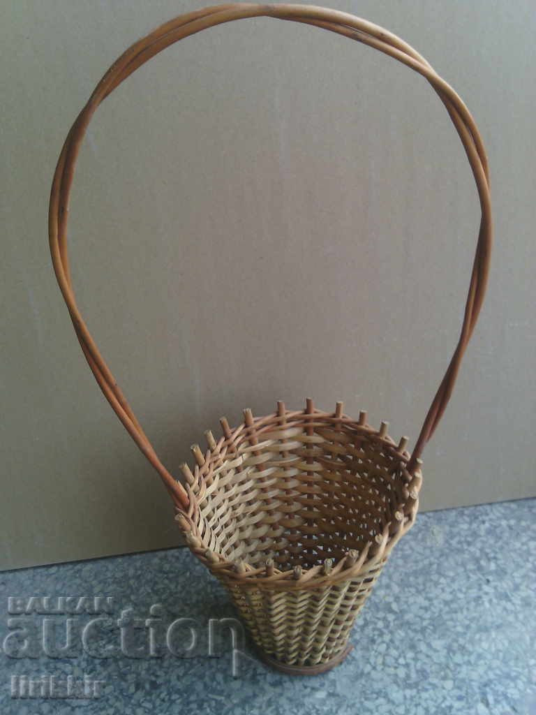 Красива  плетена декоративна кошница