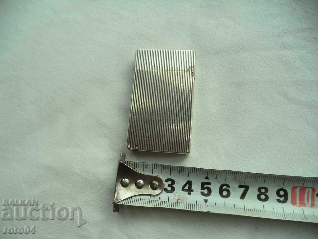 Auction  S.T. Dupont Silver Plate Vertical Lines Gatsby Lighter