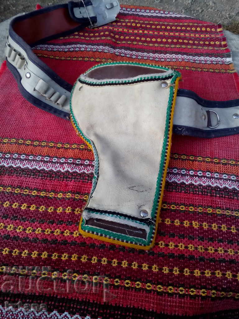 Παράδοση Ζώνη ενός παιδιού με μια θήκη Παράδοση Ζώνη ενός παιδιού με μια θήκη