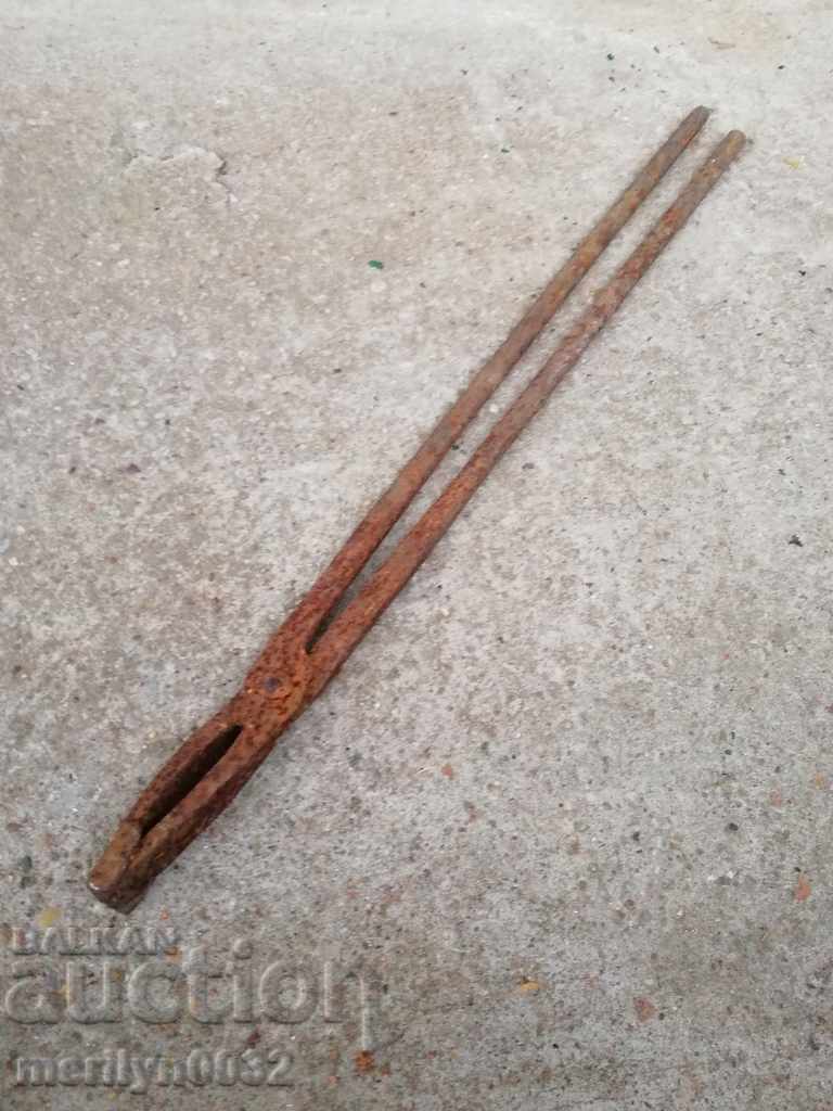 Παλιά λαβίδες σιδηρουργού, σφυρήλατο σιδερένιο εργαλείο