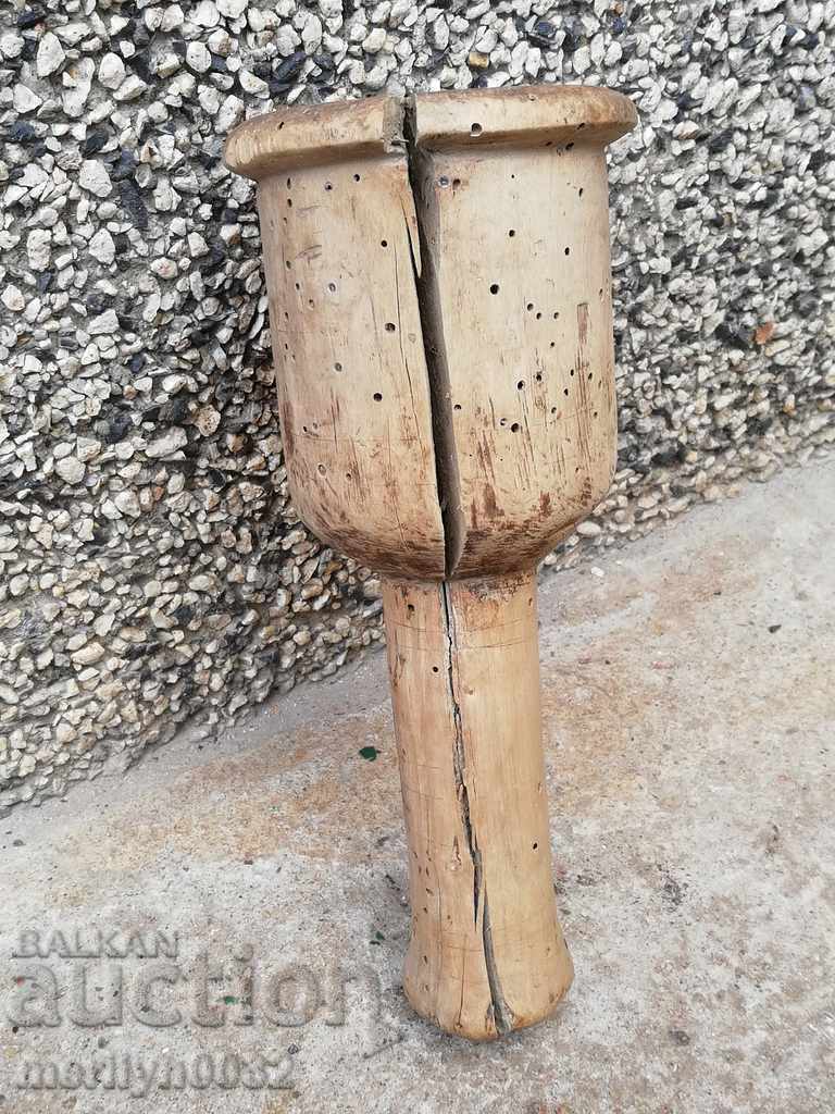 Auction An old man cracked the wooden mortar Auction An old man cracked the wooden mortar