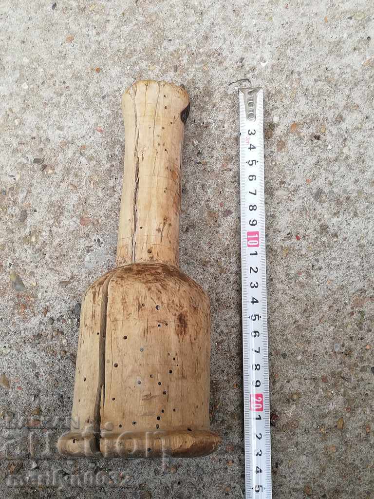 Delivery of An old man cracked the wooden mortar Delivery of An old man cracked the wooden mortar