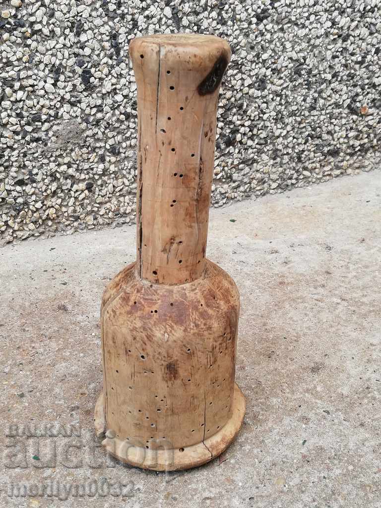 Un bătrân a spart mortarul de lemn