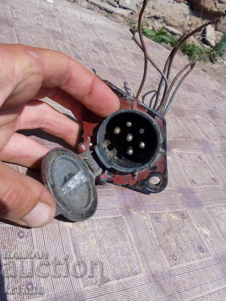 Licitație Vechiul Auto Bux, Conector