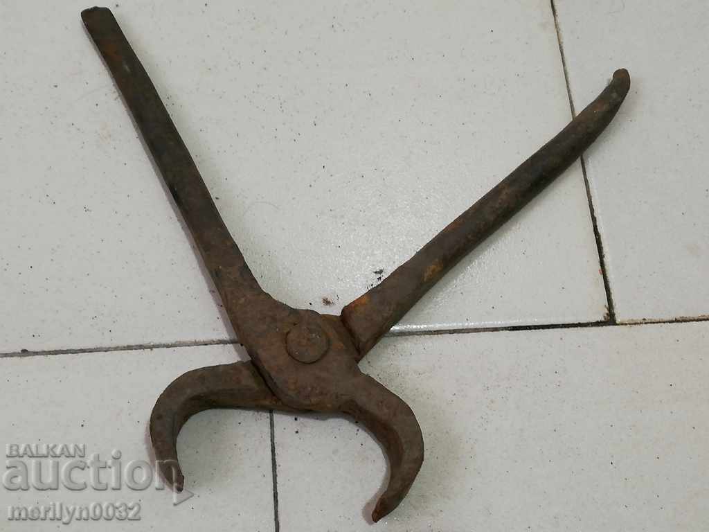 Delivery of Old forging pliers, wrought iron, wrought iron Delivery of Old forging pliers, wrought iron, wrought iron