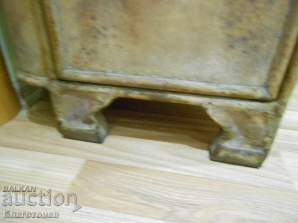 An old metal cabinet with price 150.00 BGN | € 76.69 An old metal cabinet with price 150.00 BGN | € 76.69