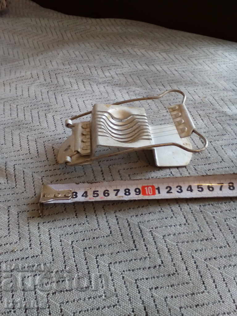 Auction  Old egg cutting machine