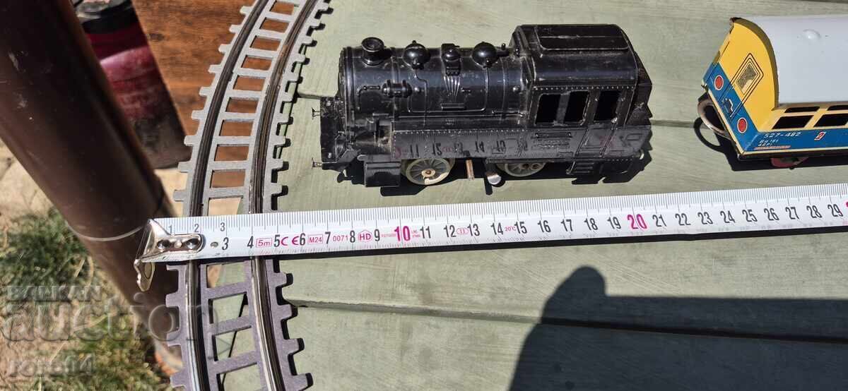 Auction  OLD GERMAN SHEET METAL TRAIN - OPERATING