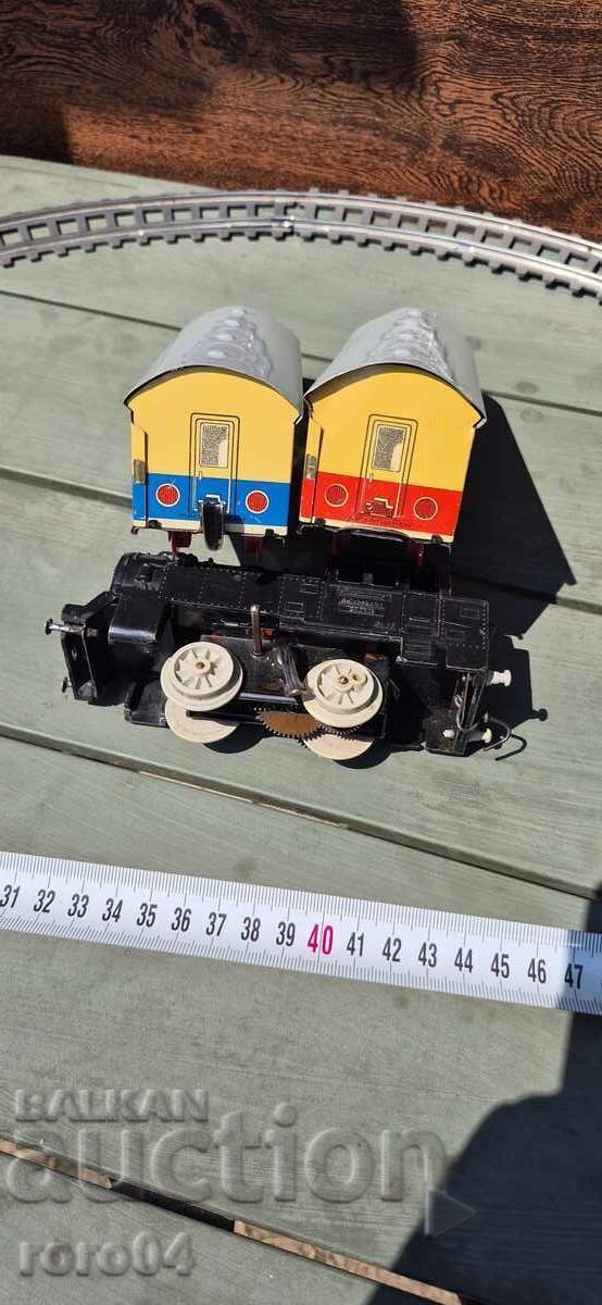 OLD GERMAN SHEET METAL TRAIN - OPERATING - 6