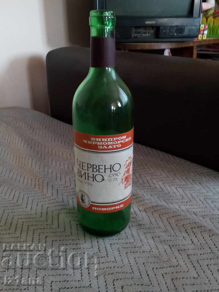 Ένα παλιό μπουκάλι κόκκινο κρασί από το Πομόριε