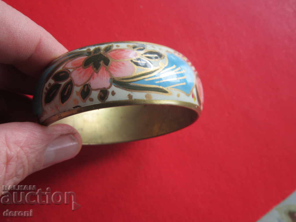 Παράδοση Ένα απίστευτο χάλκινο βραχιόλι με σμάλτο Παράδοση Ένα απίστευτο χάλκινο βραχιόλι με σμάλτο