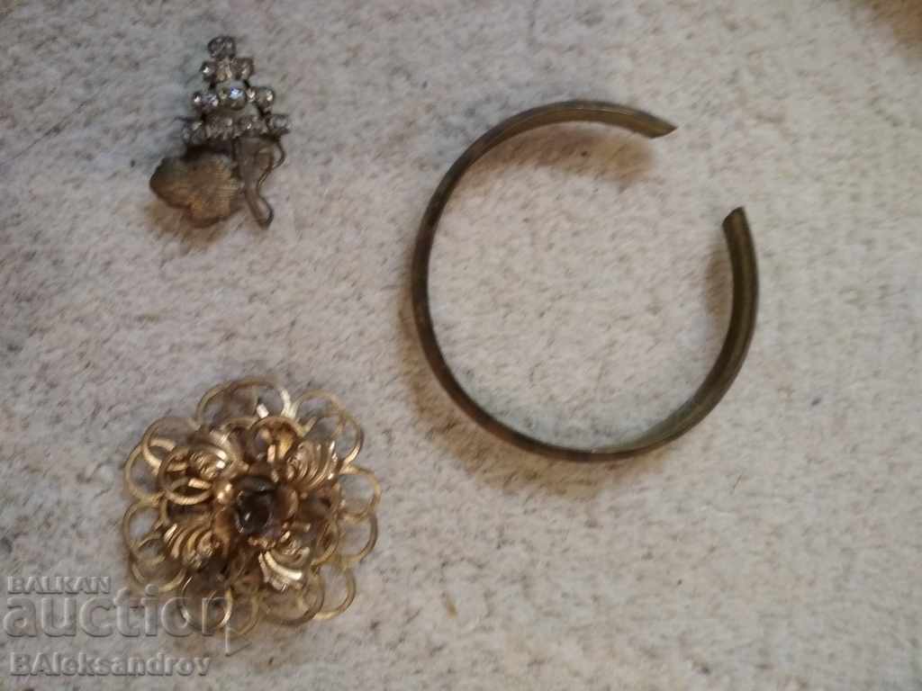 Lot of bracelet and two brooches