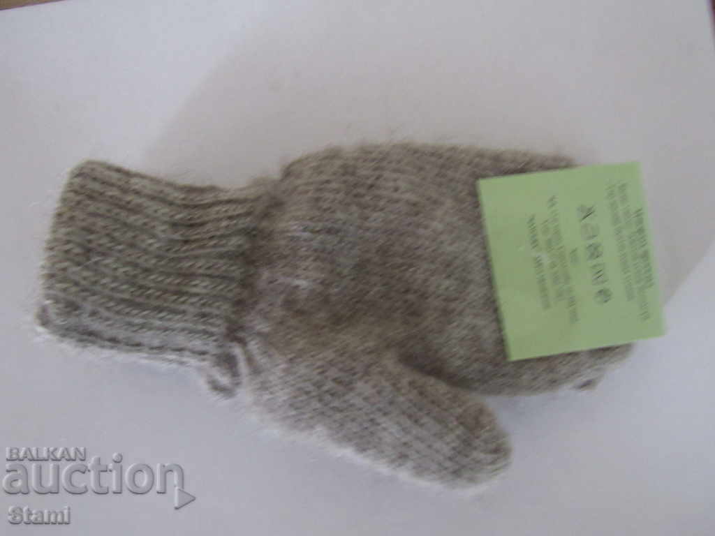 Παράδοση Πλεκτά γάντια παιδιών από ένα κύμα βαριά γάντια,